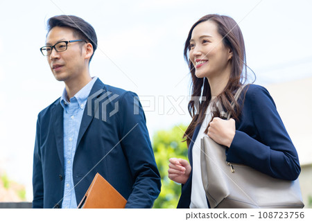 商務男士和女士行走 商務男士和女士行走 108723756