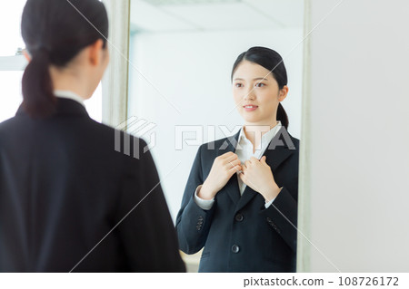 穿著招募服的女人站在鏡子前，找工作，女大學生 108726172