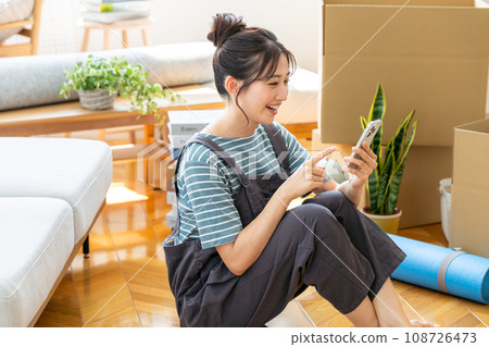年輕女子包裝 108726473