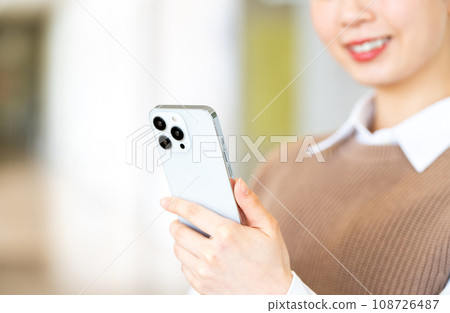 操作智慧型手機的年輕女性（零件模型）攝影合作：有明教育藝術大學 108726487