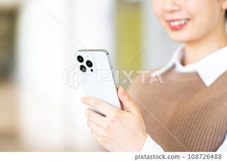 操作智慧型手機的年輕女性（零件模型）攝影合作：有明教育藝術大學 108726488