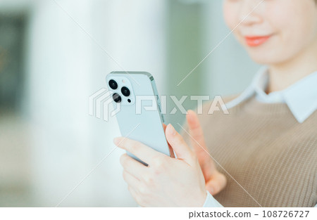 操作智慧型手機的年輕女性（零件模型）攝影合作：有明教育藝術大學 108726727