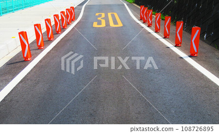 瀝青路的風景，有寬度已縮小的標誌 108726895