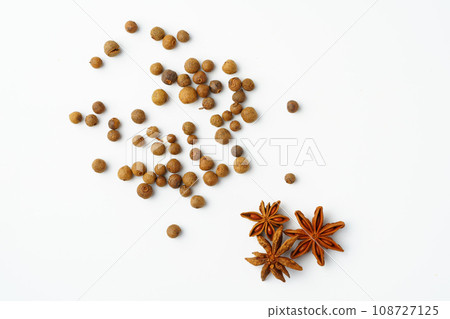 Allspice and anise stars on white background 108727125