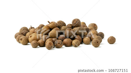 Pile of allspice isolated on white background 108727151