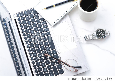 一邊喝咖啡一邊在筆記本電腦上辦公的圖片 一邊喝咖啡一邊在筆記本電腦上辦公的圖片 108727156