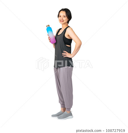 PNG一名穿著運動服、拿著瓶子的女人，剪裁背景透明 108727919