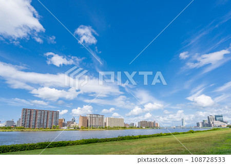 Shinano River Yasuragi Embankment Green Area - Right side - Japan's first gentle embankment - A landscape that harmonizes with the surrounding cultural facilities 108728533