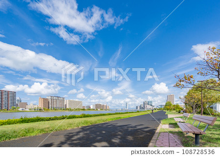 Shinano River Yasuragi Embankment Green Area - Right side - Japan's first gentle embankment - A landscape that harmonizes with the surrounding cultural facilities 108728536