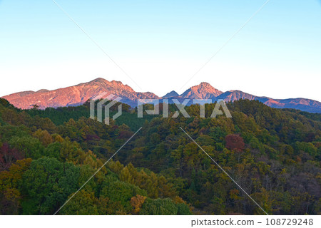 八岳與秋葉在早晨的陽光下 八岳與秋葉在早晨的陽光下 108729248
