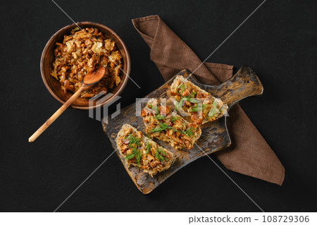 Overhead view of sandwich with creamy chanterelle mushrooms and onion 108729306