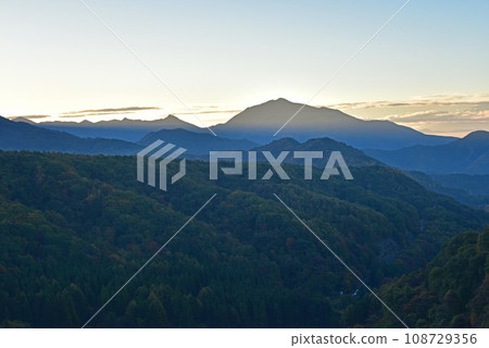 八嶽山麓的秋葉在朝陽下 八嶽山麓的秋葉在朝陽下 108729356