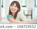 Women who relax with coffee in the living room 108729552