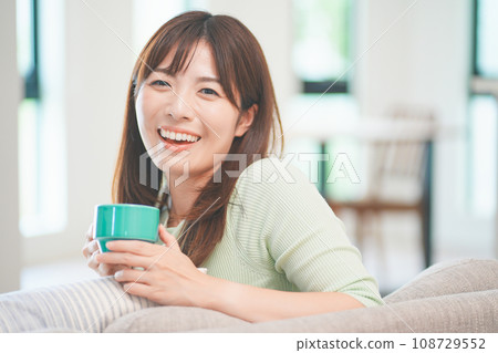Women who relax with coffee in the living room 108729552