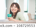 Women who relax with coffee in the living room 108729553