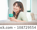 Women who relax with coffee in the living room 108729554