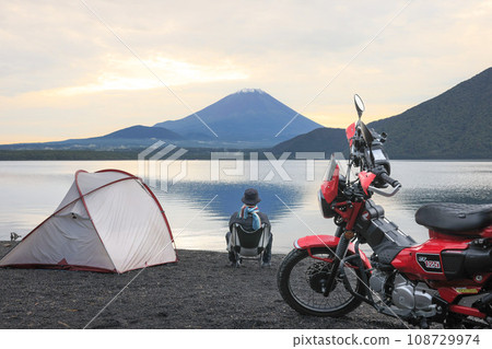 從本棲湖看到的早晨富士山 從本棲湖看到的早晨富士山 108729974
