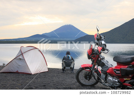 A man is impressed by the huge Mt. Fuji 108729982