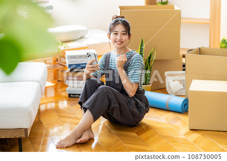 Young woman packing 108730005