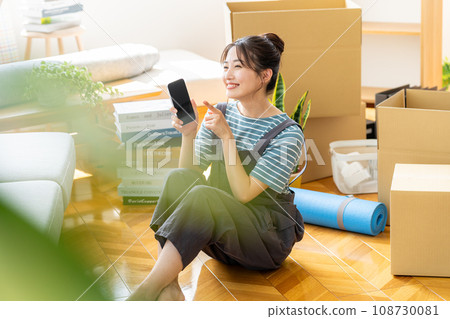 Young woman packing 108730081