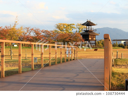 A restored pavilion in the Karako Kagi Ruins, a moated settlement site from the Yayoi period 108730444