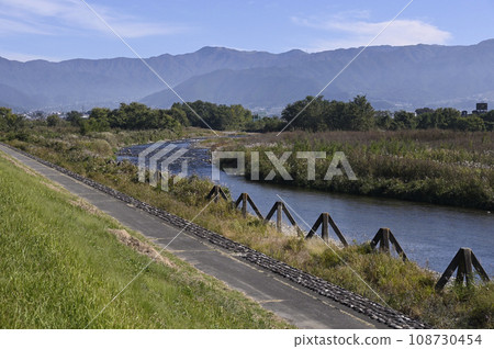 Bank of Fuefuki River.Triangular pyramid 108730454