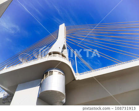 青森灣大橋和從正下方看到的清爽藍天 108731913