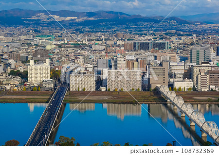 從梅田藍天大廈(大阪市梅田)橫跨淀川的橋樑和鐵橋 從梅田藍天大廈(大阪市梅田)橫跨淀川的橋樑和鐵橋 108732369