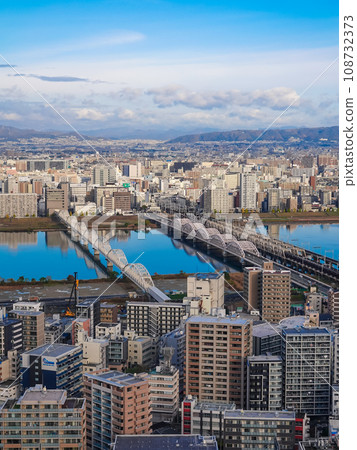 從梅田藍天大廈(大阪市梅田)橫跨淀川的橋樑和鐵橋 從梅田藍天大廈(大阪市梅田)橫跨淀川的橋樑和鐵橋 108732373