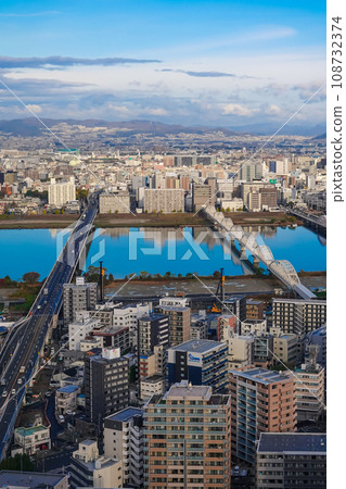 從梅田藍天大廈（大阪市梅田）橫跨淀川的橋樑和鐵橋 108732374