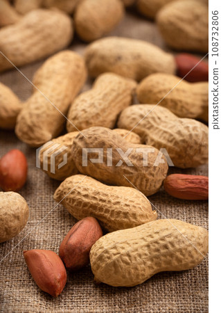 Shelled peanuts on well-shelled peanuts. Whole nuts and shelled kernels Shelled peanuts on well-shelled peanuts. Whole nuts and shelled kernels 108732806