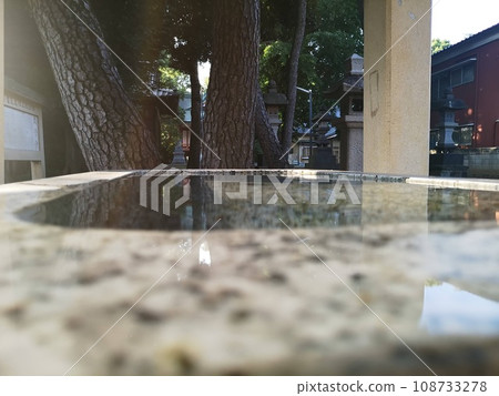 The water surface of the Chozuya reflecting the sunlight Photo material The water surface of the Chozuya reflecting the sunlight Photo material 108733278
