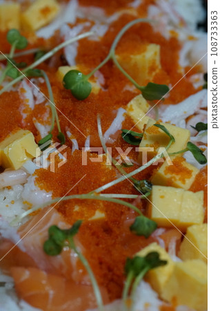 chirashi sushi  108733363