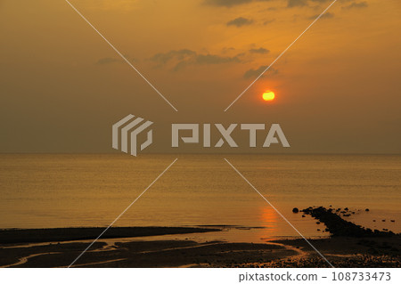 The morning sun and the Ariake Sea shine between thin clouds The morning sun and the Ariake Sea shine between thin clouds 108733473