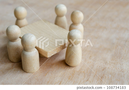 Close up of wooden figure having meeting or discussion. Meeting or discussion concept 108734183