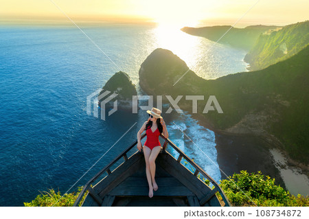 Woman enjoying at Kelingking Beach in Nusa penida island, Bali, Indonesia. 108734872
