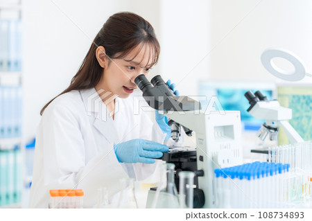 年輕女研究員在實驗室做實驗 108734893