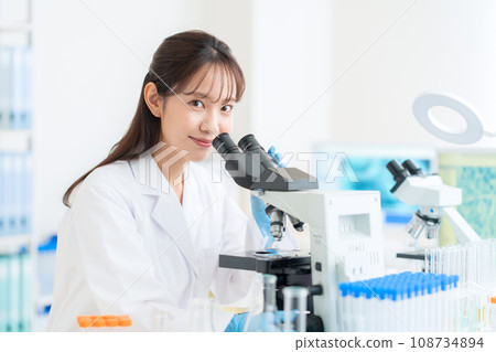 年輕女研究員在實驗室做實驗 108734894