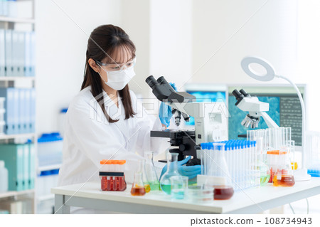 年輕女研究員在實驗室做實驗 108734943