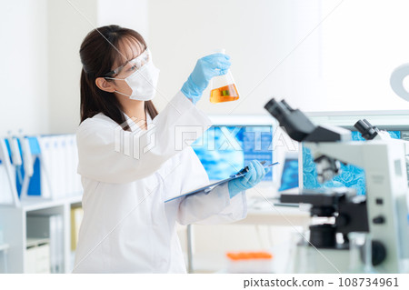 年輕女研究員在實驗室做實驗 108734961