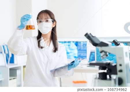 年輕女研究員在實驗室做實驗 108734962