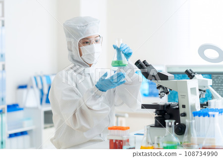 年輕女研究員在實驗室做實驗 108734990