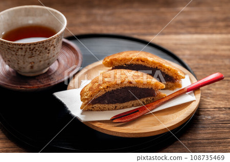 Tea and dorayaki 108735469