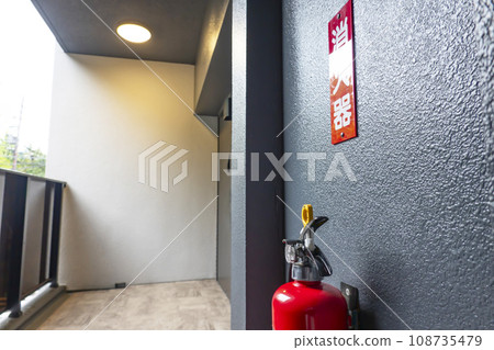 滅火器安裝在公寓的過道中 滅火器安裝在公寓的過道中 108735479