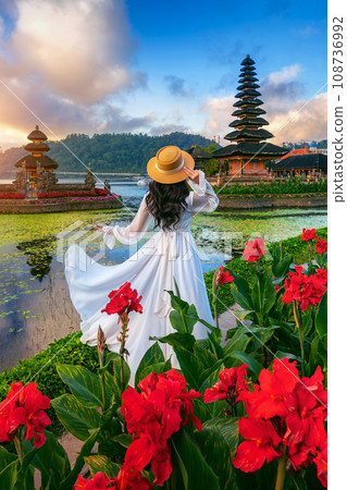 Tourist visiting at Pura ulun danu bratan temple in Bali, Indonesia. 108736992