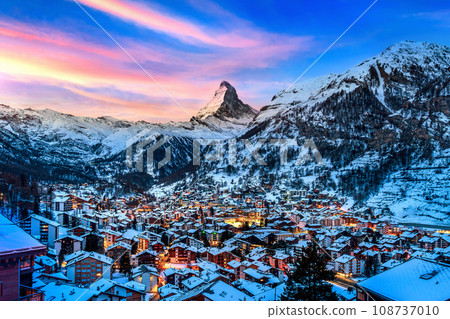 Matterhorn mountain and swiss alps at sunrise in Zermatt, Switzerland. 108737010