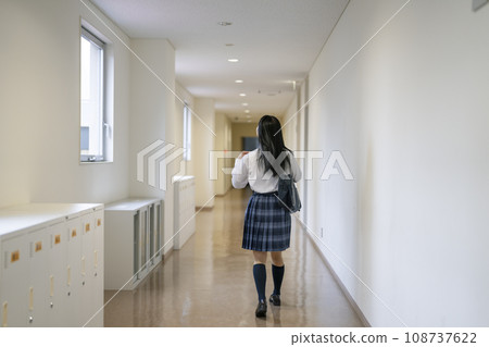 走在走廊上的女學生的背影攝影合作:有明教育藝術大學 走在走廊上的女學生的背影攝影合作:有明教育藝術大學 108737622