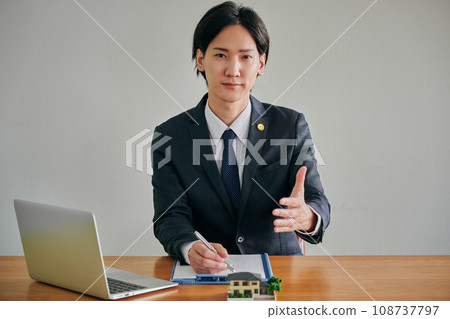 A male lawyer is consulted about the vacant house issue at his parents' home. 108737797