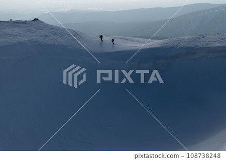 攀登一座多雪的山的登山人 攀登一座多雪的山的登山人 108738248