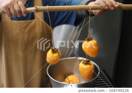 A woman drying persimmons 108740226